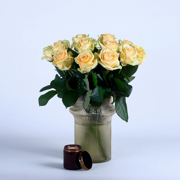 Подарочный набор с розами, вазой и свечой "Персиковое Увлечение"