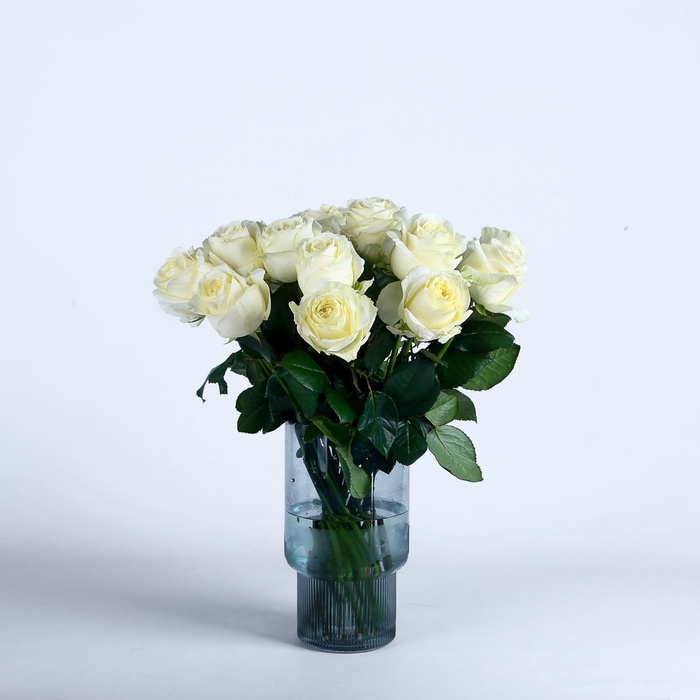 Подарочный набор с розами, вазой и свечой "Иванна"