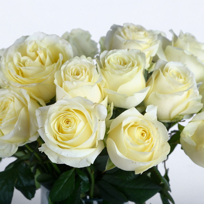 Подарочный набор с розами, вазой и свечой "Иванна"