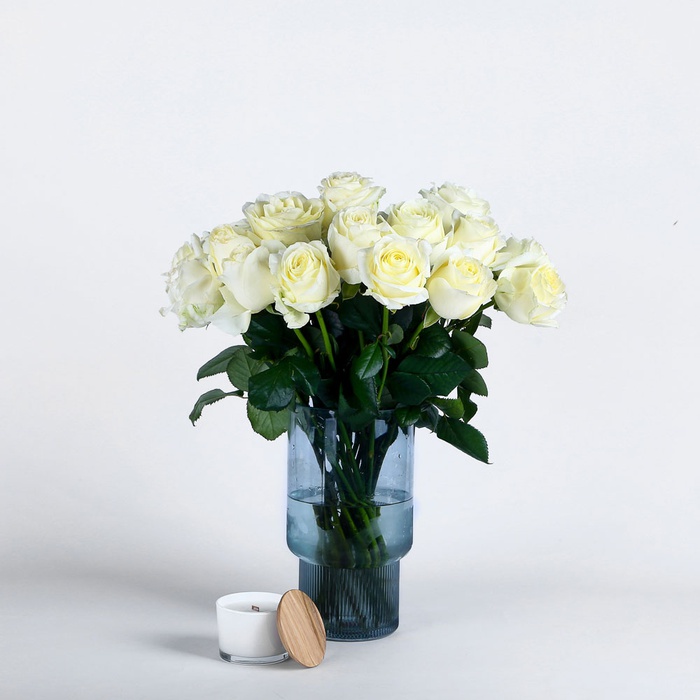 Подарочный набор с розами, вазой и свечой "Иванна"