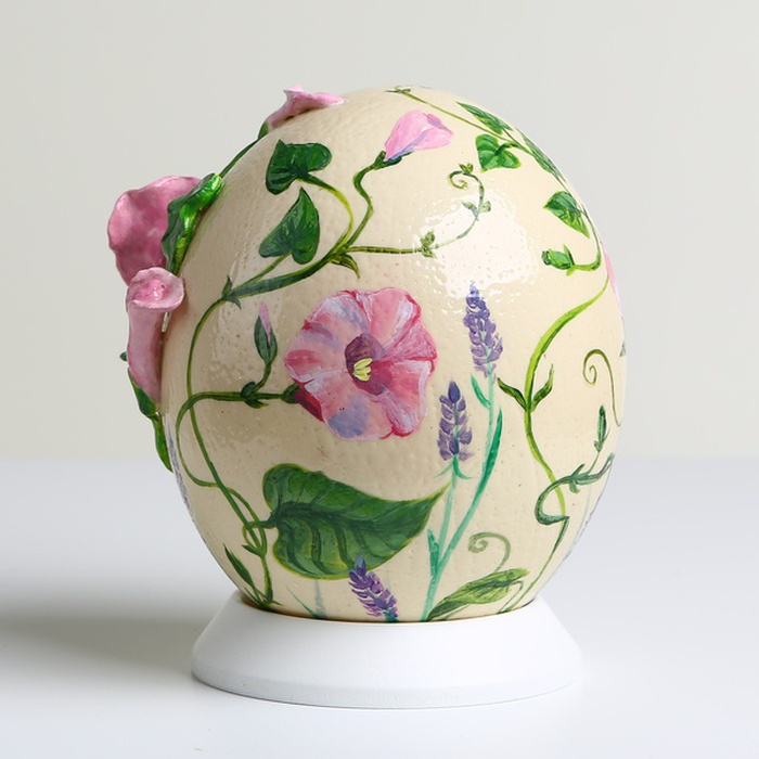 Розписне яйце квіти та метелик