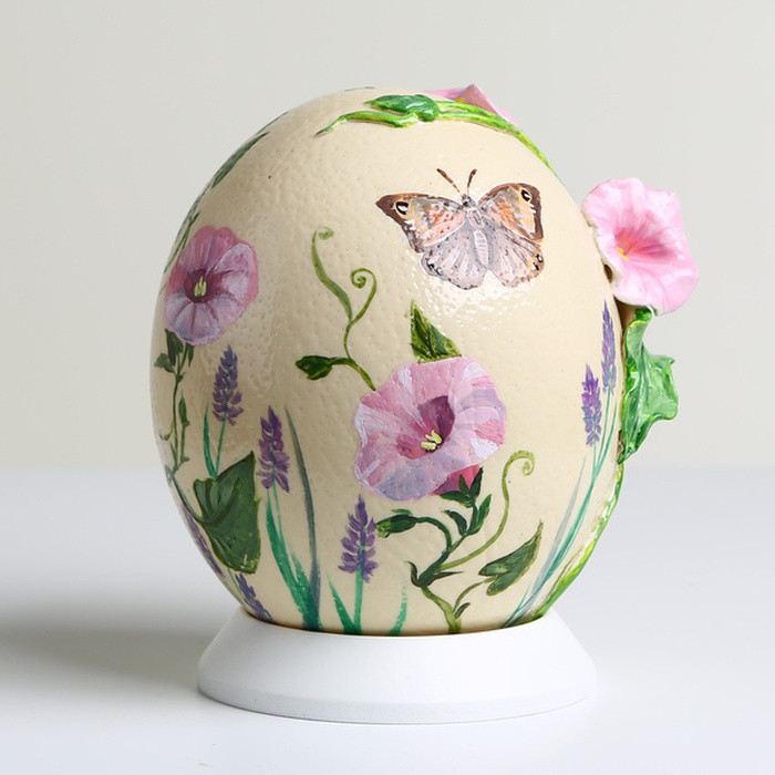 Розписне яйце квіти та метелик
