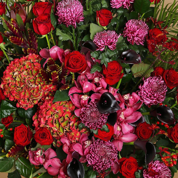 Жалобна корзина з червоних троянд та амариліса