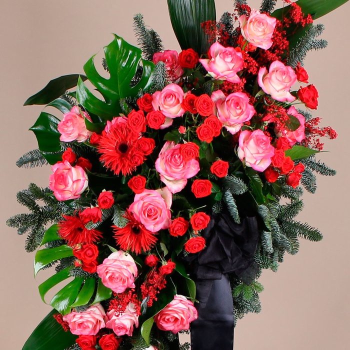 Траурный венок в красно-розовых тонах с розой