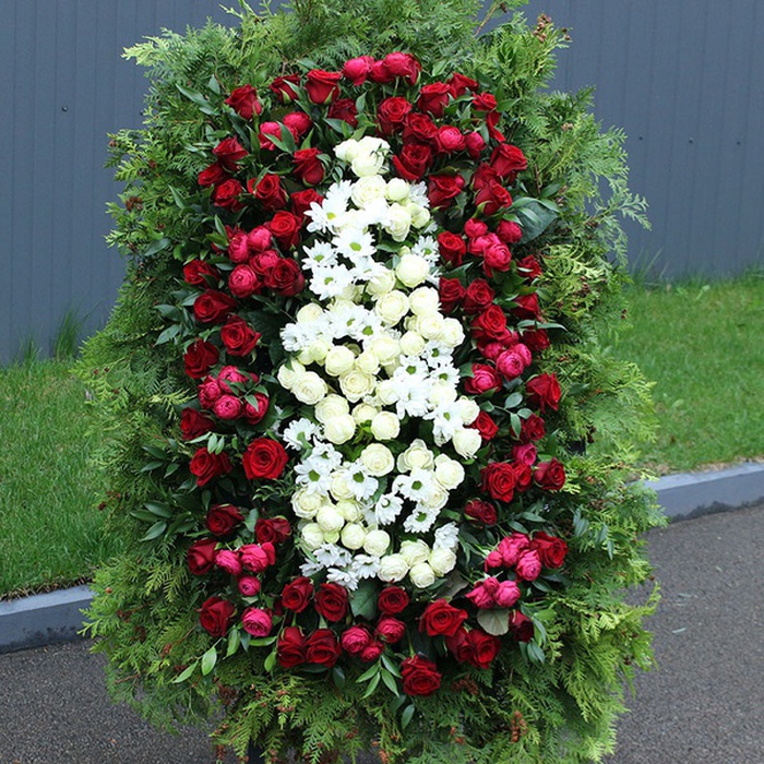 Траурный венок бело красный