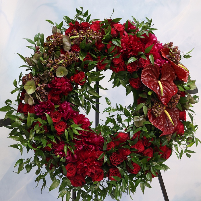 Траурный венок в бордовых тонах "Круг скорби"