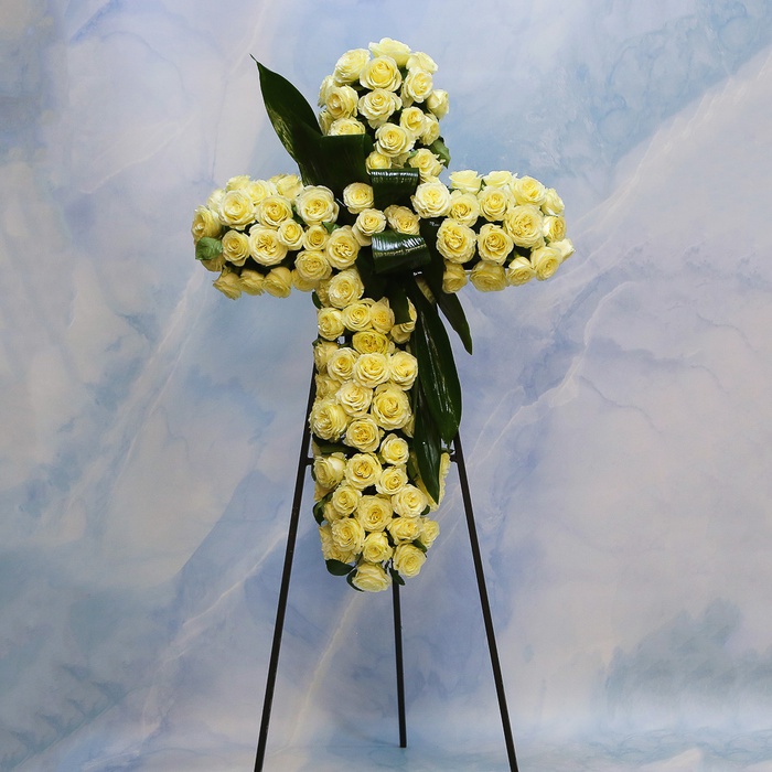 Жалобний вінок з білих троянд "Янгольська тиша"