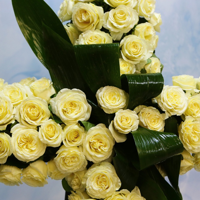 Жалобний вінок з білих троянд "Янгольська тиша"