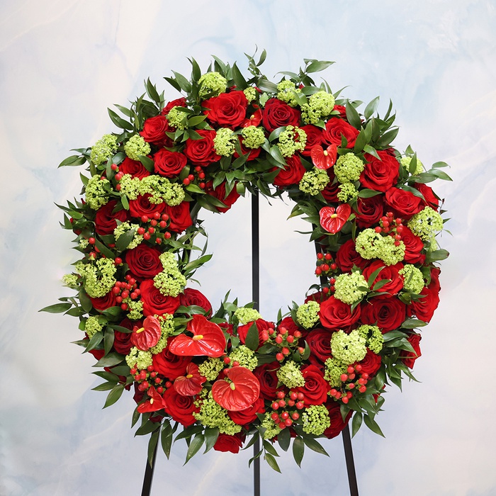 Траурный венок из розы, вибурнума и антуриума "Тихая молитва"