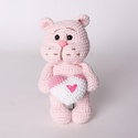 В'язана іграшка Ведмедик з сердечком