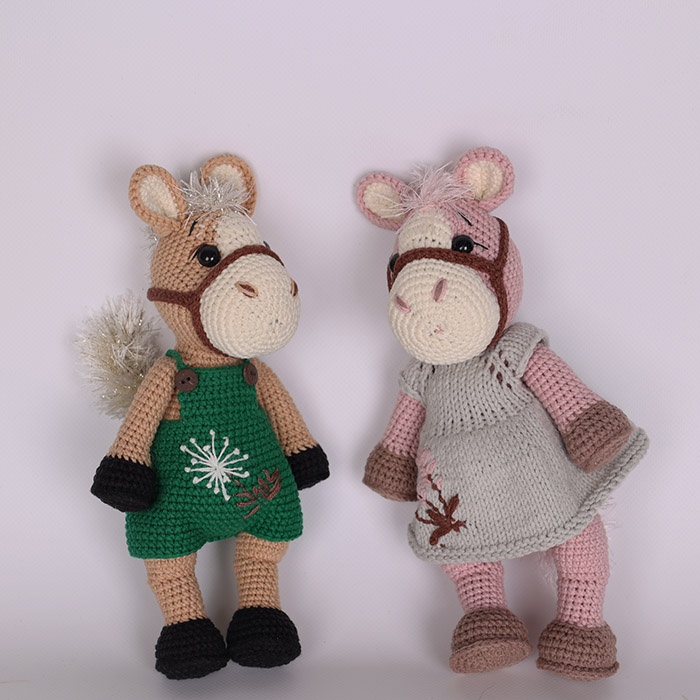 В'язана іграшка Конячка