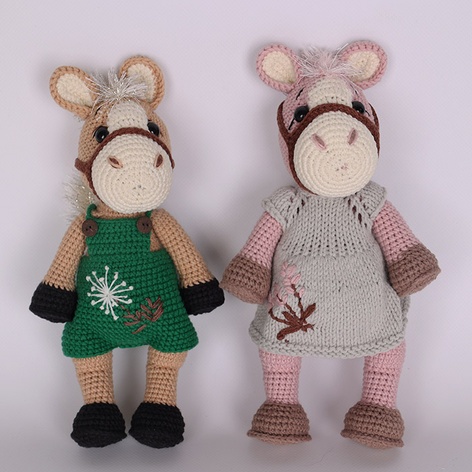 Вязаная игрушка Лошадка