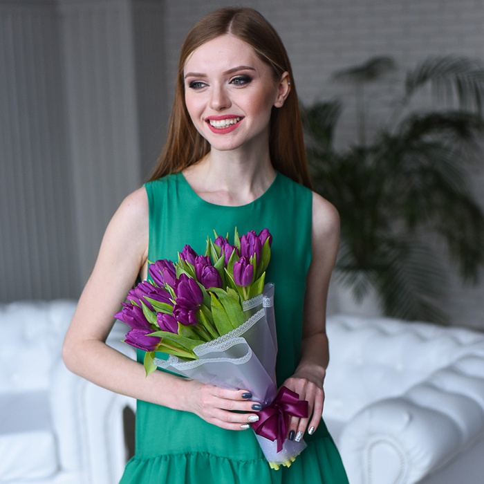 Букет 21 фиолетовый тюльпан