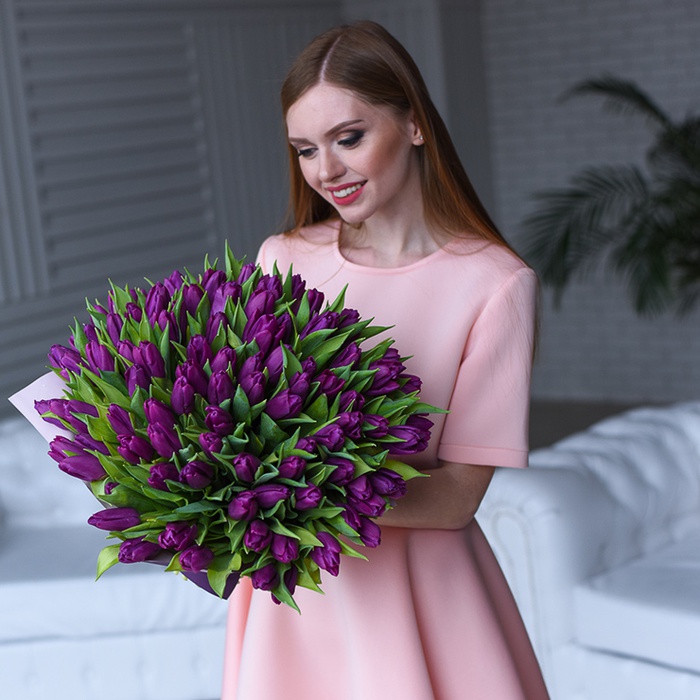 Букет 101 фиолетовый тюльпан