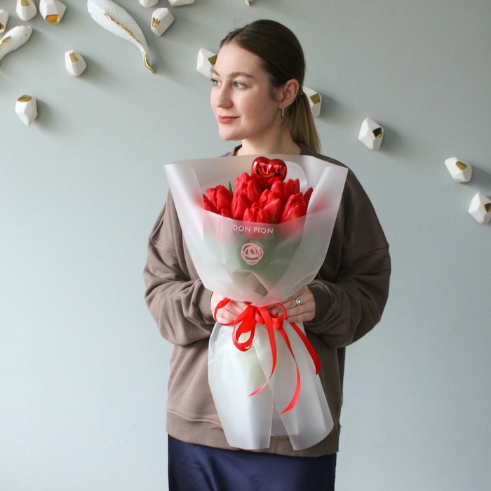 Букет 21 червоний тюльпан