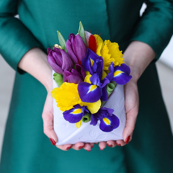 Композиция в конверте "Весенний комплимент"