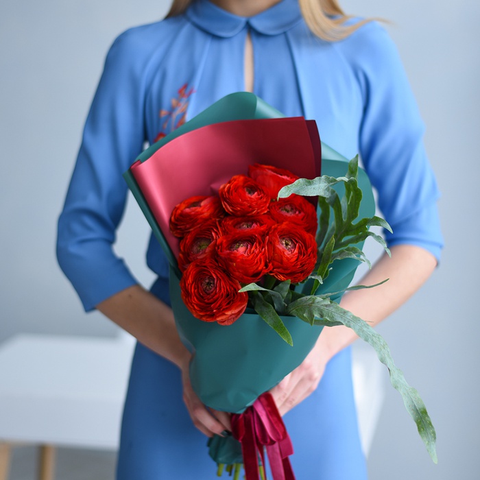 Букет 9 красных ранункулусов