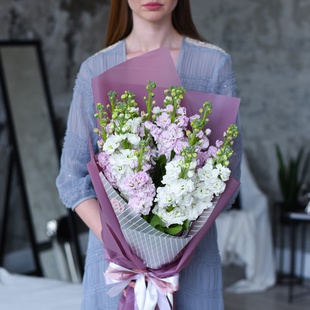 Букет из 13 бело-розовых маттиол