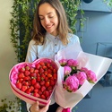 Букет из 7 пионов c сезонными ягодами