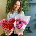 Букет из 7 пионов c сезонными ягодами