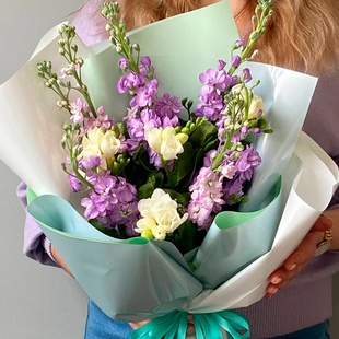 Букет з матіоли та фрезії "Квітучий сад"