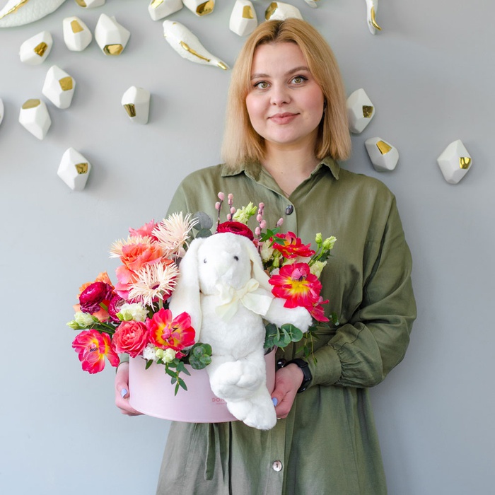 Цветы в коробке "Подарок от зайчика"