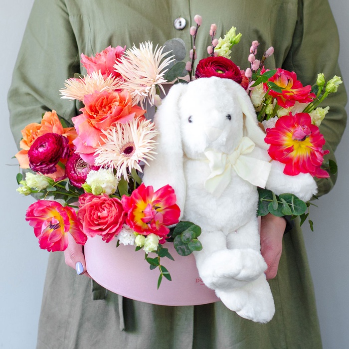 Цветы в коробке "Подарок от зайчика"