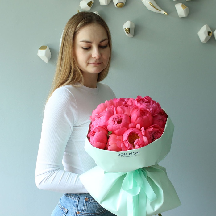 Букет 15 коралловых пионов