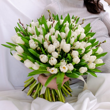 Букет 101 белый тюльпан с вербой