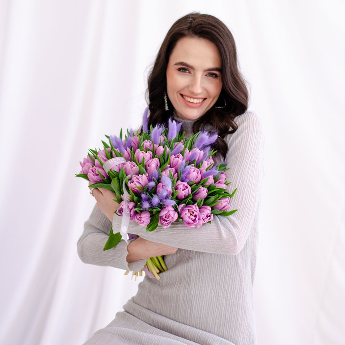 Букет 51 бузковий тюльпан дабл з лагурусом