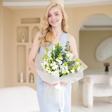 Букет с маттиолой, фрезией, эустомой "Белая арфа"