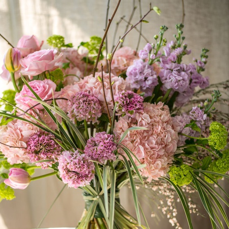 Букет с ранункулюсом, маттиолой, гортензией "Сердце весны"