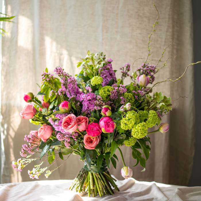 Букет з матіоли, тюльпана, півонії та вібурнума "Зачарований сад"