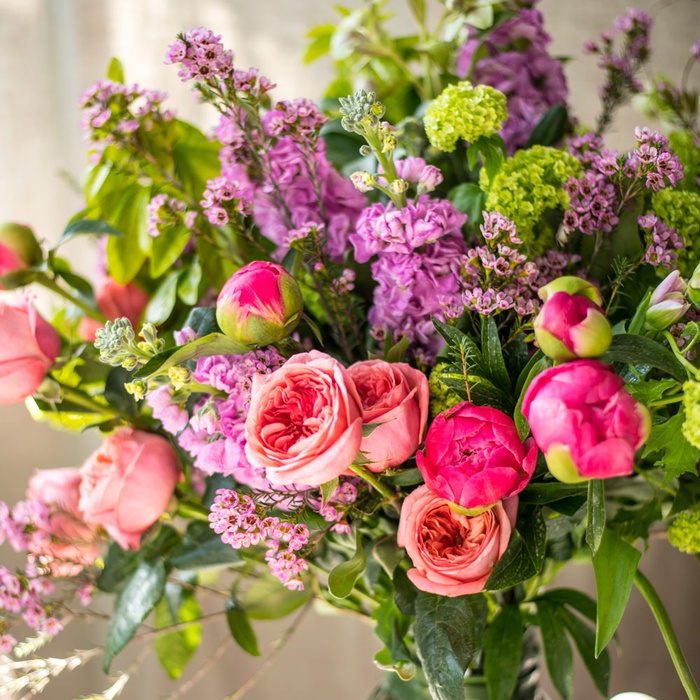 Букет з матіоли, тюльпана, півонії та вібурнума "Зачарований сад"