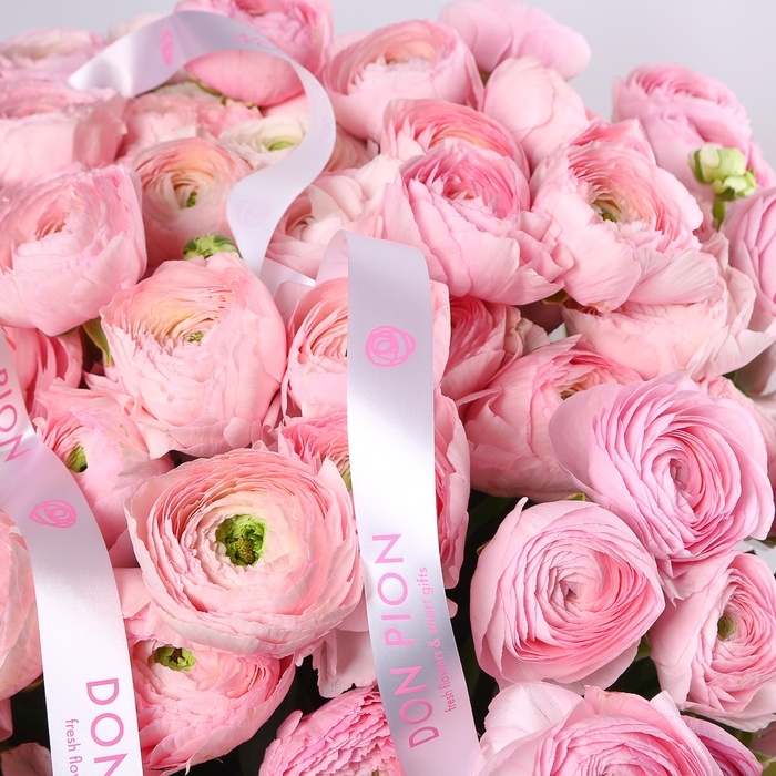 Квіти у кошику "101 рожевий ранункулюс"