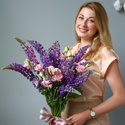 Летний букет из люпинов и эустомы