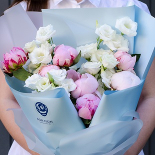 Букет из пионов и эустомы "Нежнее нежного"