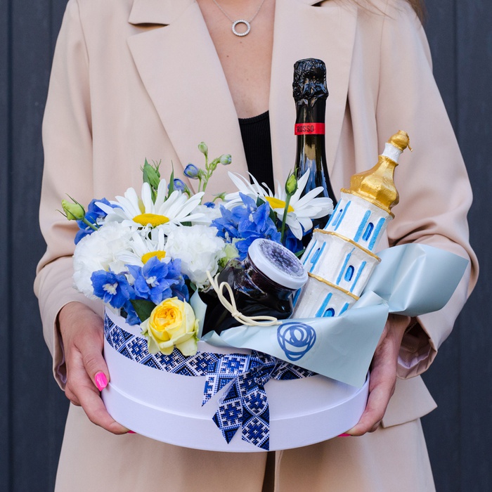 Подарочный набор с цветами и свечей "С Украиной в сердце"