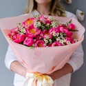 Букет из коралловых пионов и ромашек