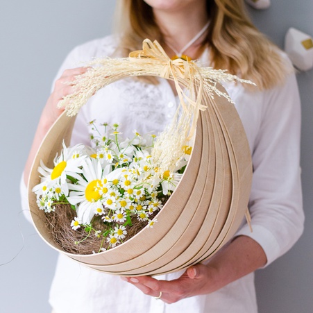 Цветы в корзине "Ромашковое поле"