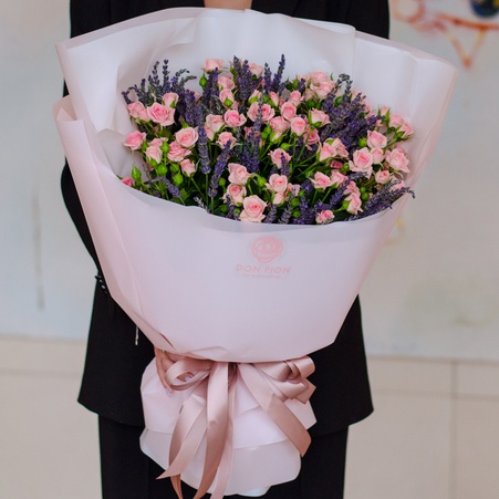 Букет из кустовых роз и лаванды "Грация"