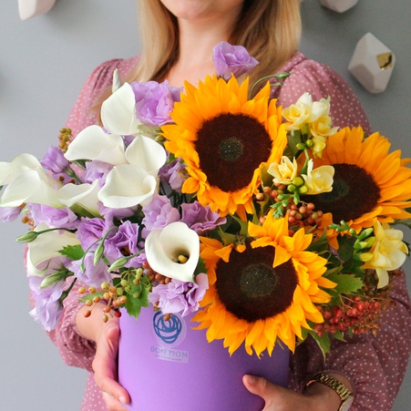 Квіти в коробці з соняшником "Яскраві дні"