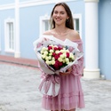 Букет из 15 бело-красных пионовидных роз