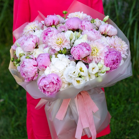 Букет с пионами и георгинами "Роскошь цветочного сада"