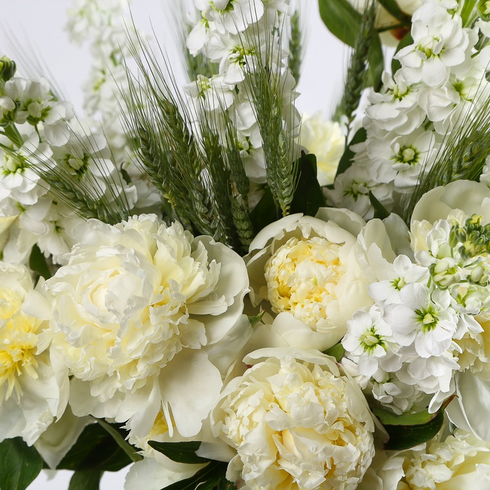 Букет с пионом, маттиолой и пшеницей "Вкус лета"