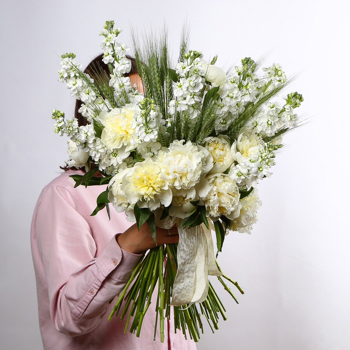 Букет с пионом, маттиолой и пшеницей "Вкус лета"