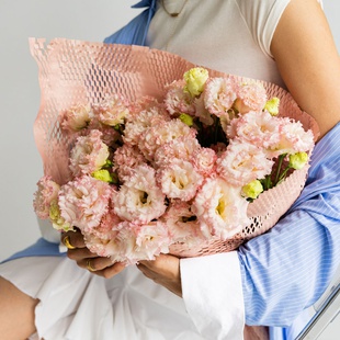 Букет из розовой эустомы