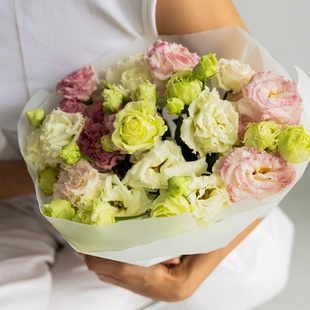 Букет из 13 бело-розовых эустом