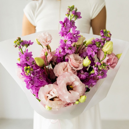 Букет з матіоли та еустоми