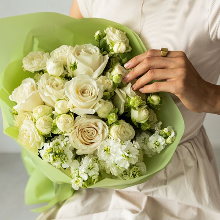 Букет из маттиолы и розы "Облако радости"